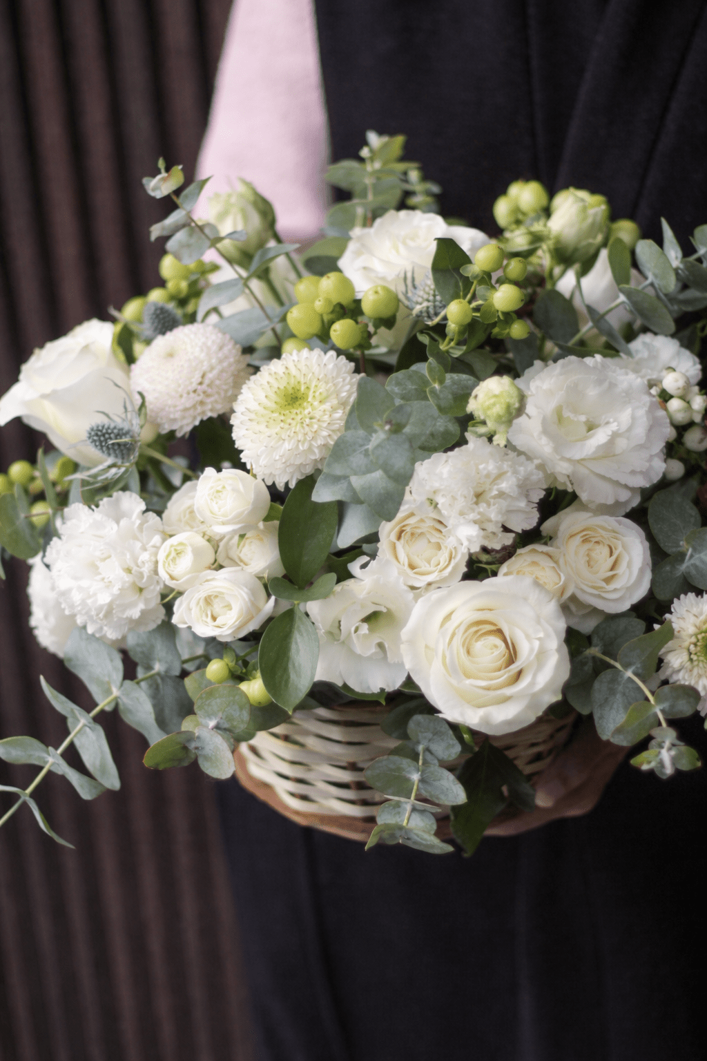 CANASTO DE FLORES EN TONOS BLANCOS - JAZMÍN Y BERGAMOTA
