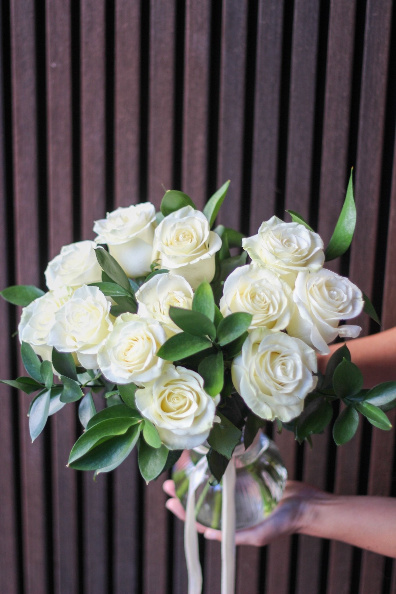 FLORERO 12 ROSAS BLANCAS - JAZMÍN Y BERGAMOTA