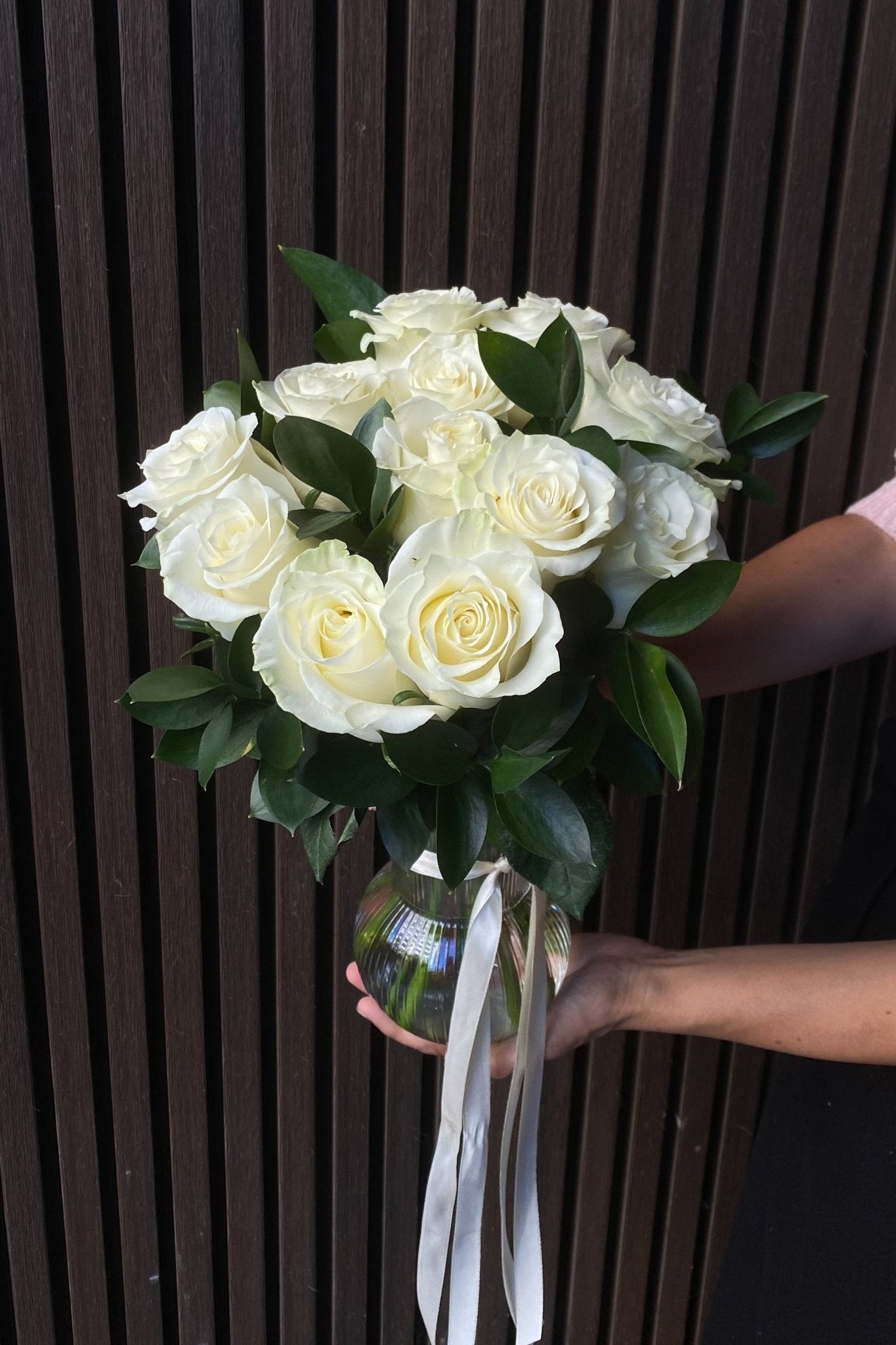 FLORERO 12 ROSAS BLANCAS - JAZMÍN Y BERGAMOTA