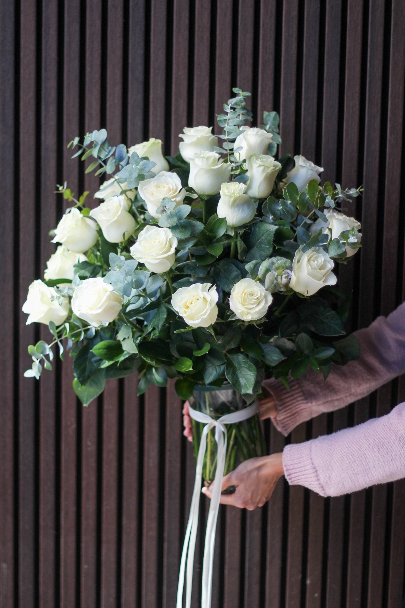 FLORERO 25 ROSAS BLANCAS - JAZMÍN Y BERGAMOTA