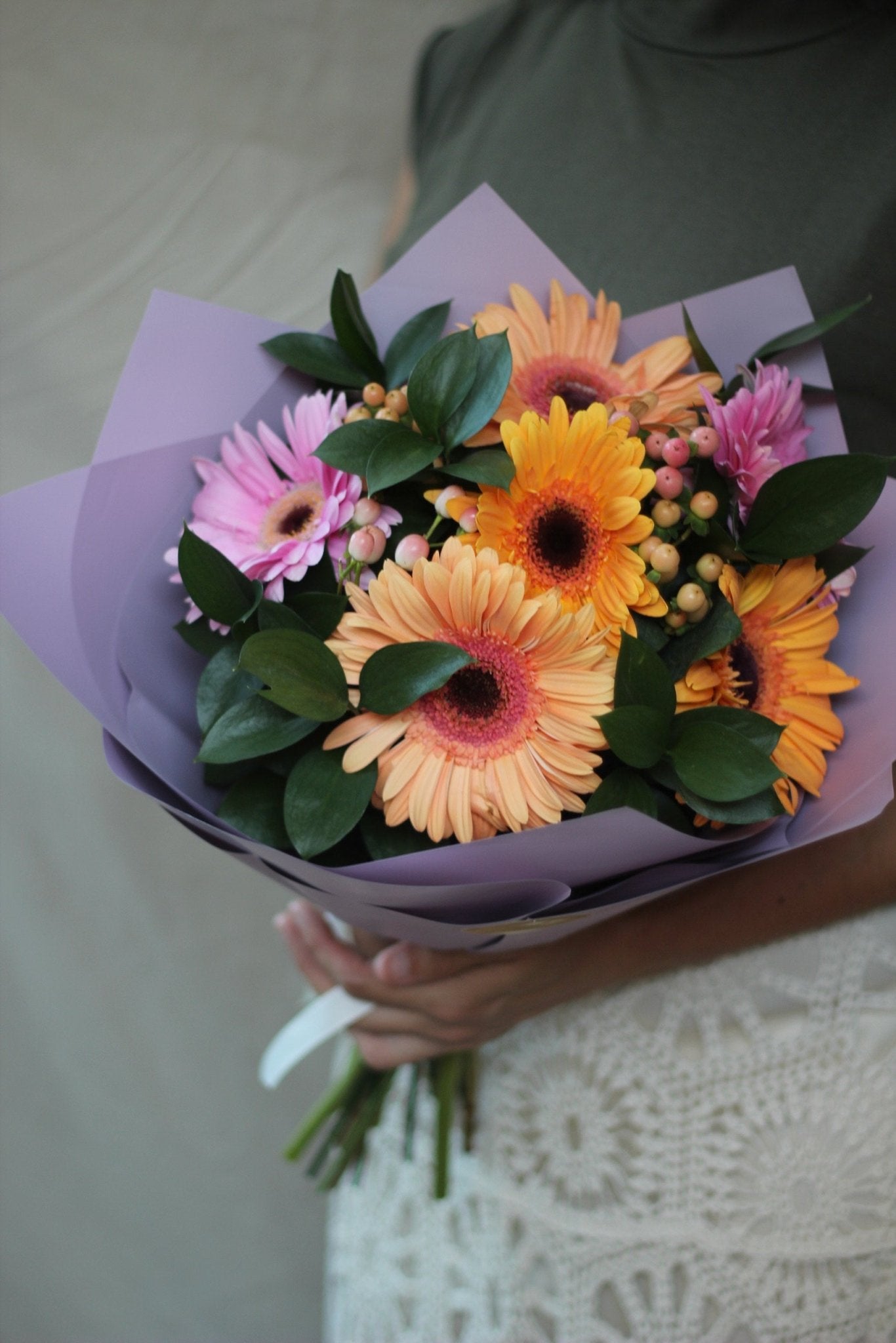 RAMO 6 GERBERAS - JAZMÍN Y BERGAMOTA