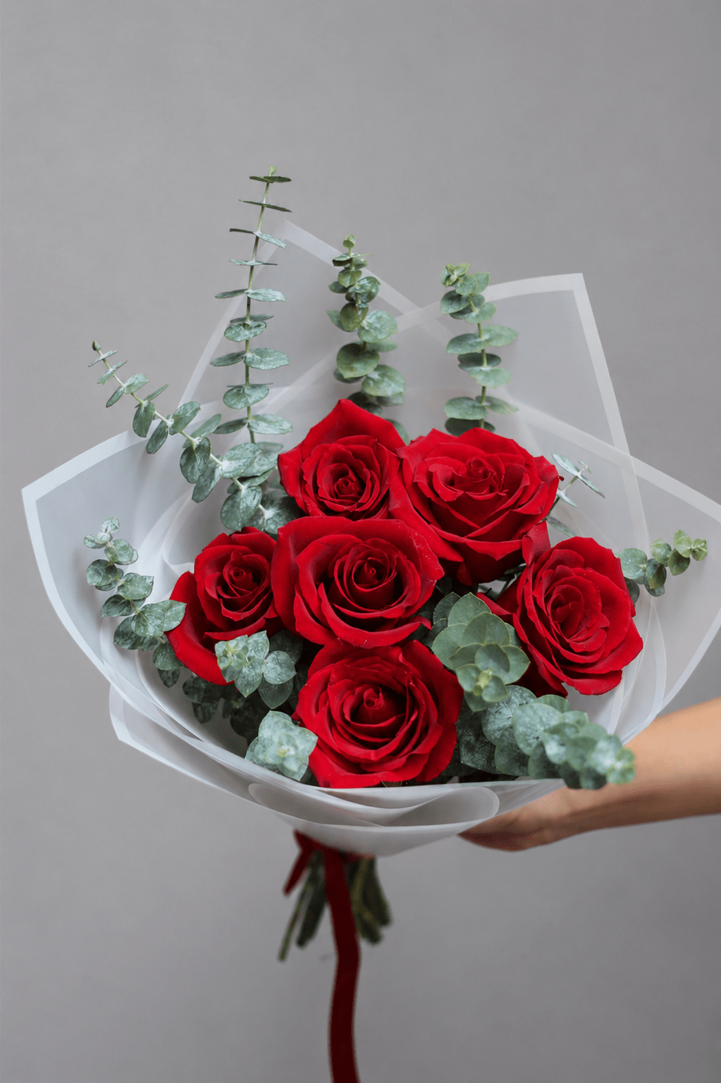 Ramo 6 rosas rojas y eucalipto - JAZMÍN Y BERGAMOTA