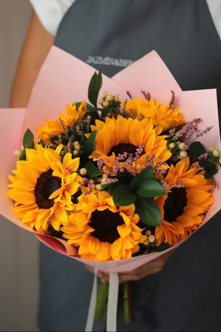 RAMO DE 6 GIRASOLES E HIPÉRICOS - JAZMÍN Y BERGAMOTA