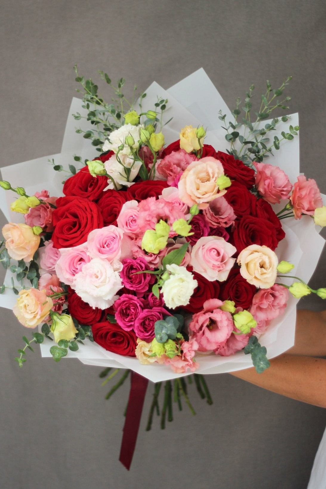 RAMO DELUXE ROSAS ROJAS Y LISIANTHUS - JAZMÍN Y BERGAMOTA