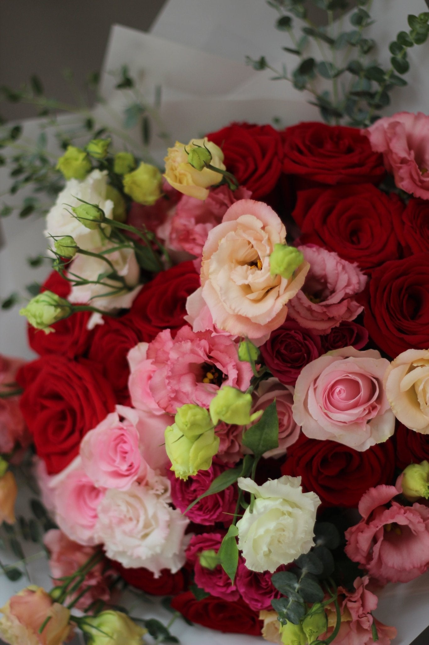RAMO DELUXE ROSAS ROJAS Y LISIANTHUS - JAZMÍN Y BERGAMOTA